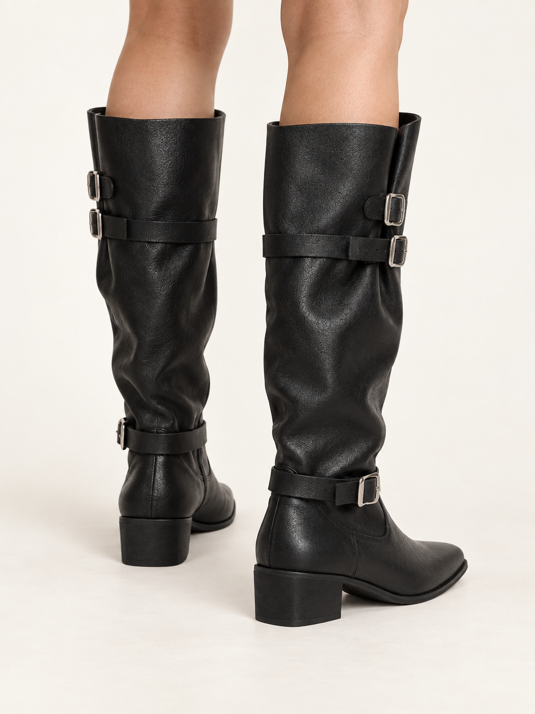 BOTA EN PUNTA HEBILLAS 26C0033