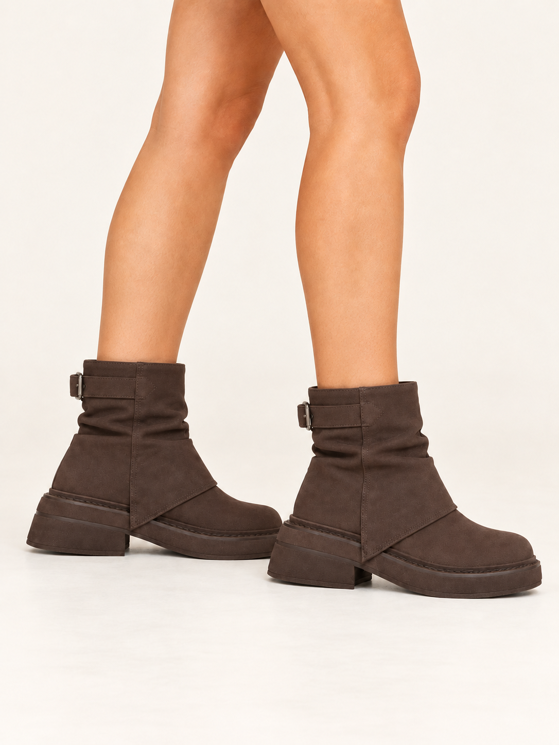 BOTA GAMUZA HEBILLA 26C0081